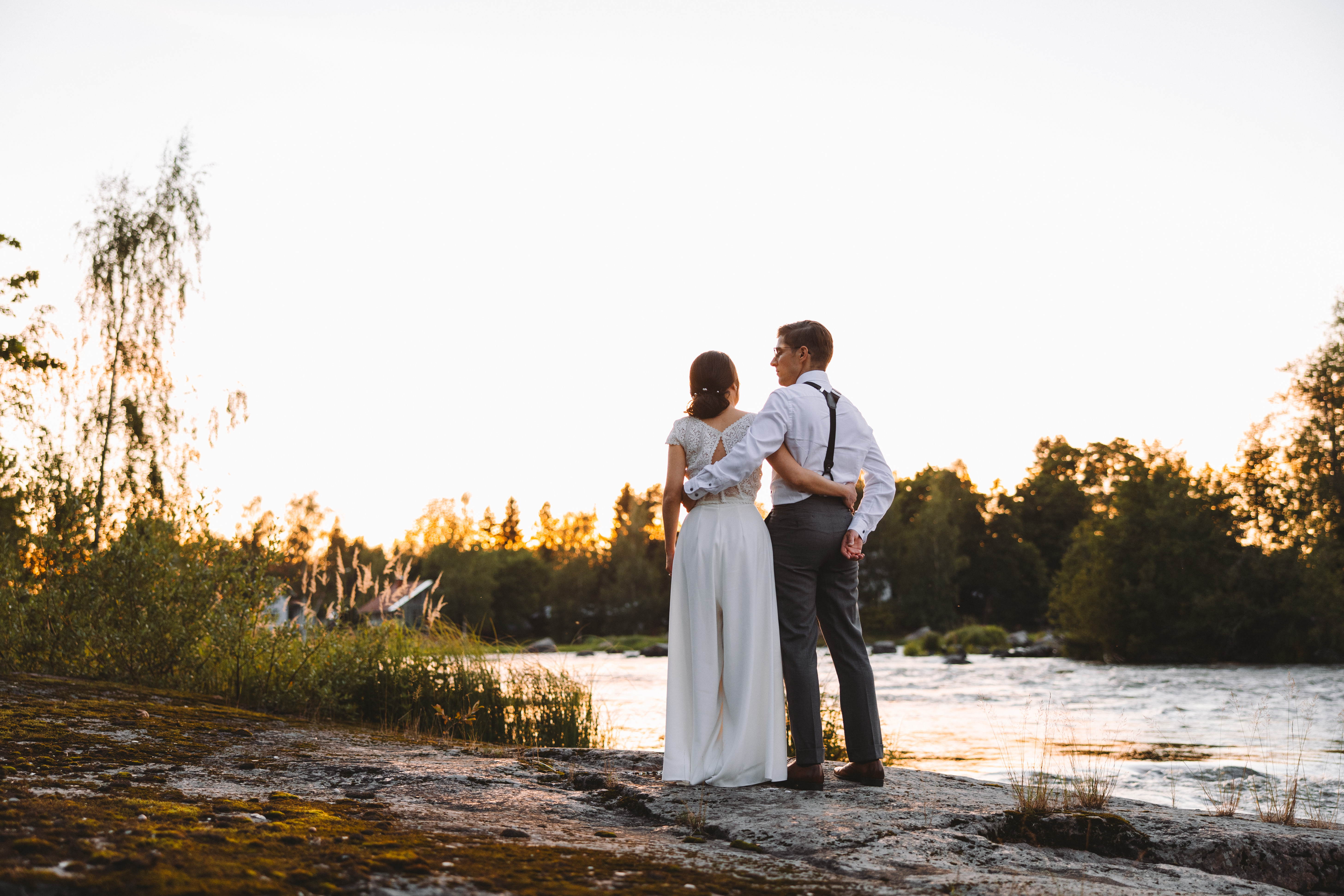 Hääpari Kokonkosken rannalla